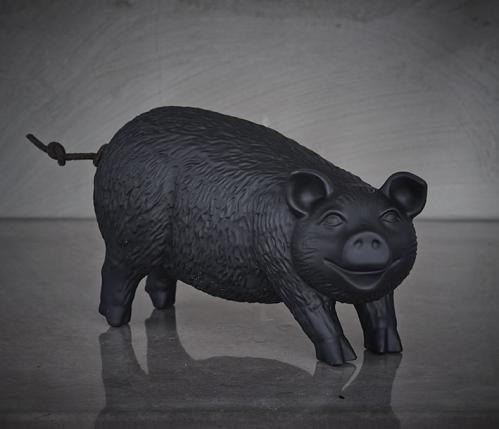 Julgris - Happy Pig - Svart - 28 x 17 cm - www.frokenfraken.se