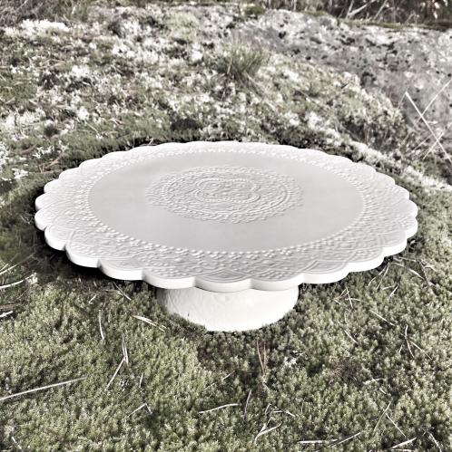 Tårtfat på fot - Vitt - Orient Festfat White - Ø 28 - www.frokenfraken.se