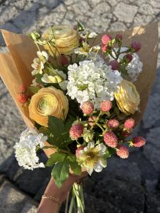 Bukett - Ranuncel/Olvon/Mullbärskvist/Klätterros - www.frokenfraken.se