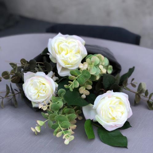 Bukett - Vita rosor & Eucalyptus - www.frokenfraken.se