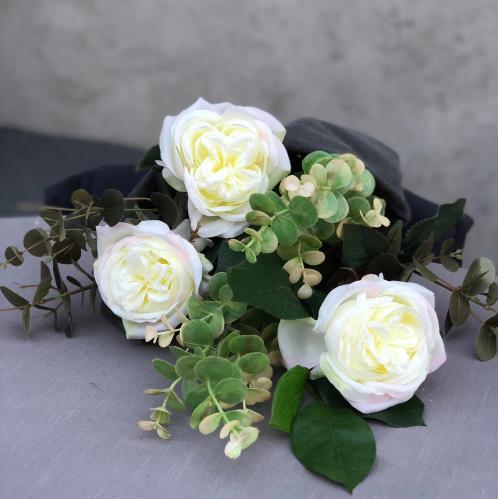 Bukett - Vita rosor & Eucalyptus - www.frokenfraken.se