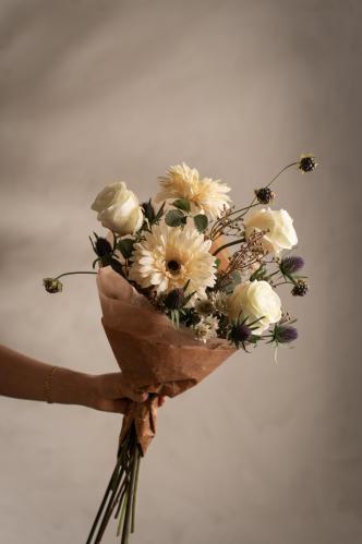 Bukett - Stjärnflocka/Gerbera/Talinum/Tistel/Ros/Björnbärskvist - www.frokenfraken.se
