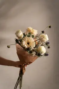 Bukett - Stjärnflocka/Gerbera/Talinum/Tistel/Ros/Björnbärskvist - www.frokenfraken.se