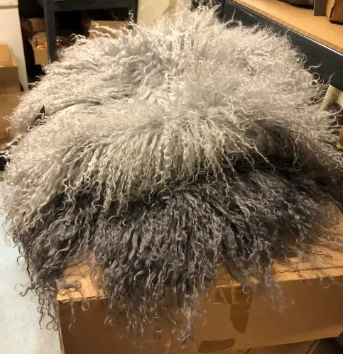 Fårskinn/Stolsdyna - Tibetan Light Grey - Långhårigt lockigt - Ø 38 - www.frokenfraken.se