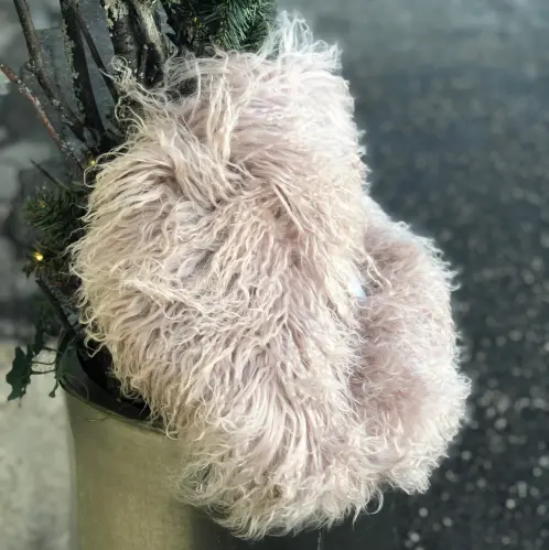 Fårskinn/Stolsdyna - Tibetan Rosa Dove - Långhårigt lockigt - Ø 38 - www.frokenfraken.se