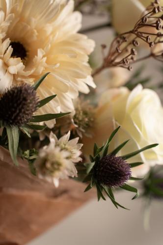 Bukett - Stjärnflocka/Gerbera/Talinum/Tistel/Ros/Björnbärskvist - www.frokenfraken.se
