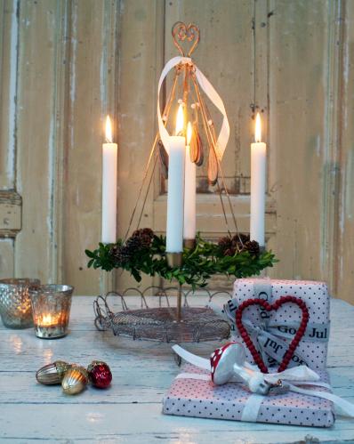Ljusstake - Guld - Trådslöjd med korg - www.frokenfraken.se