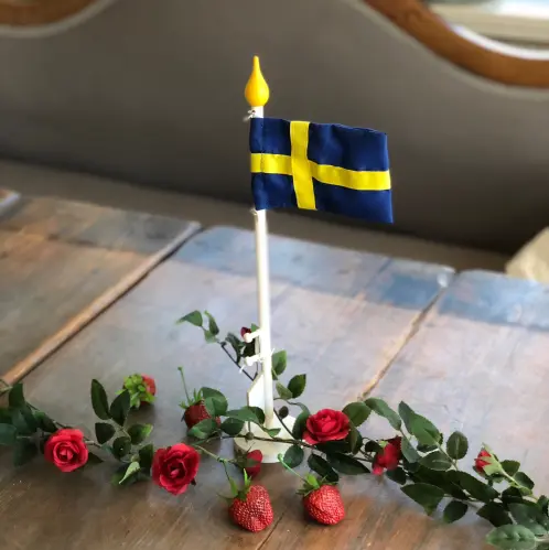 Flagga - Svensk bordsflagga i trä och tyg - 37cm - www.frokenfraken.se