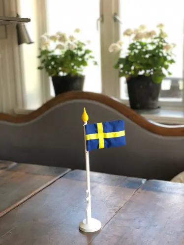 Flagga - Svensk bordsflagga i trä och tyg - 37cm - www.frokenfraken.se