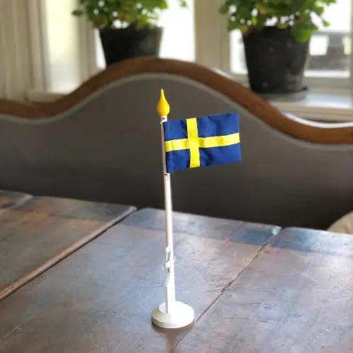 Flagga - Svensk bordsflagga i trä och tyg - 37cm - www.frokenfraken.se