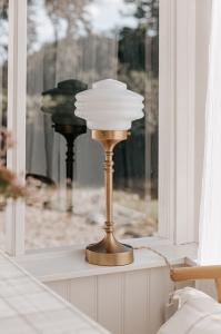 Bordslampa - Valter - Mässing/Vit - Ø20 x H56 cm - www.frokenfraken.se