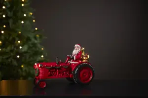 Tomte i röd traktor - 20 cm - www.frokenfraken.se