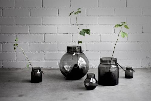 Glasvas rund d24 h25 rökgrå - www.frokenfraken.se
