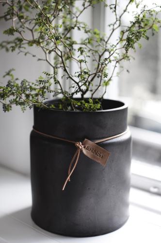 Kruka m läderband d17 h21 cm, vit - www.frokenfraken.se
