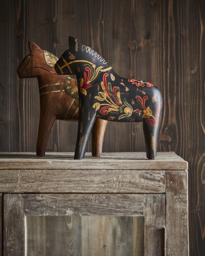 Dalahäst - Svart/flerfärgad - 27 x 8 x 30 cm - www.frokenfraken.se