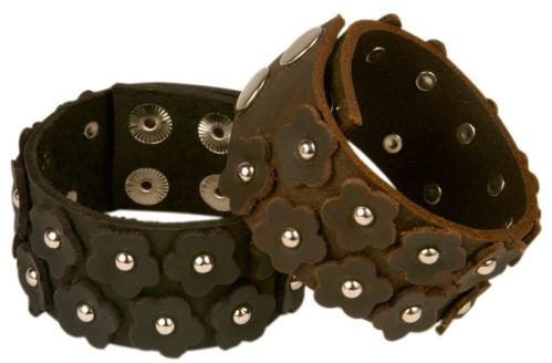Armband - Blommor och nitar - www.frokenfraken.se