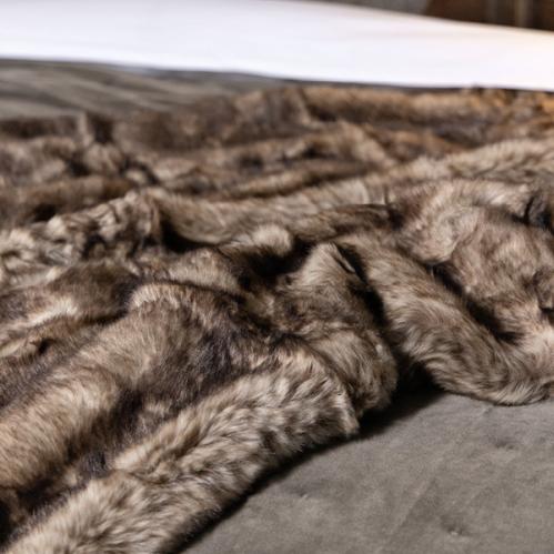 Pläd - Alaska Wolf - Brun - Fuskpäls - 150 cm - www.frokenfraken.se