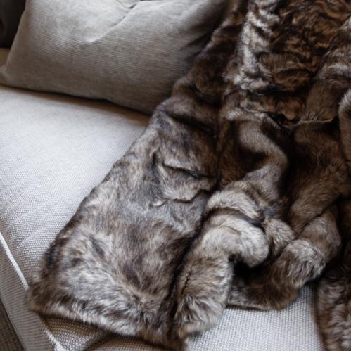 Pläd - Alaska Wolf - Brun - Fuskpäls - 150 cm - www.frokenfraken.se