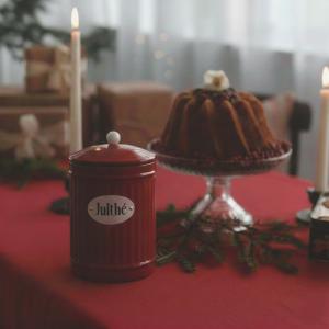 Plåtburk Hugo Julthé - Röd - Ø9,5 x H15 cm - www.frokenfraken.se