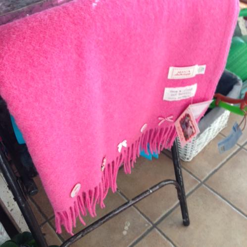 Pläd - Rosa med knappar - Avoca - www.frokenfraken.se
