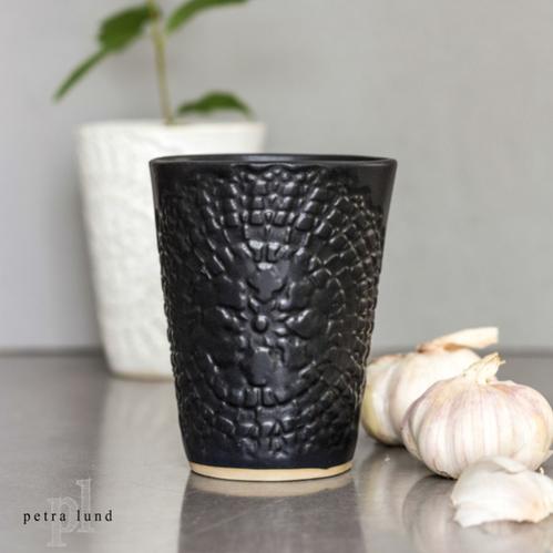 Mugg - Ethnic - Svart med spetsmönster - www.frokenfraken.se