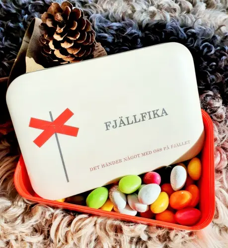 Matlåda - Fjällfika - Röd/Vit - 18 x 12 cm x 6.5 cm - www.frokenfraken.se