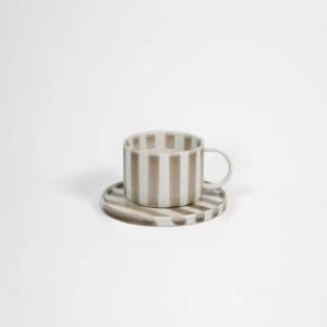 Kopp med fat - Randig - Beige - www.frokenfraken.se
