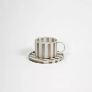 Kopp med fat - Randig - Beige - www.frokenfraken.se