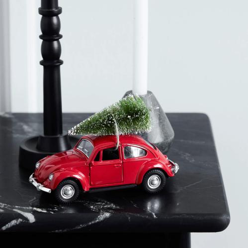 Bil med gran på taket - Röd Bubbla - 12 x 5 x 8 cm - www.frokenfraken.se