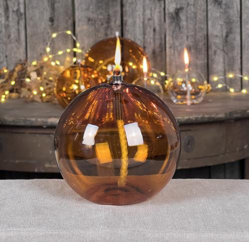 Oljelampa M - Glas - Rund Boll - Ljus Bärnsten - Ø11 cm - www.frokenfraken.se