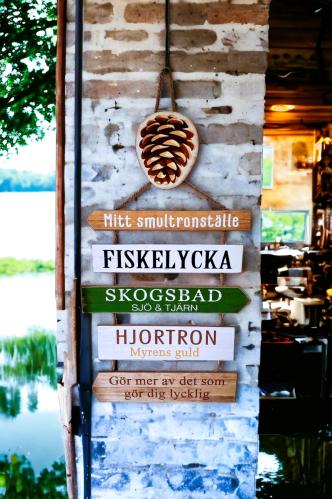 Skylt - Naturskylt - Trä - 66 x 37 cm - www.frokenfraken.se