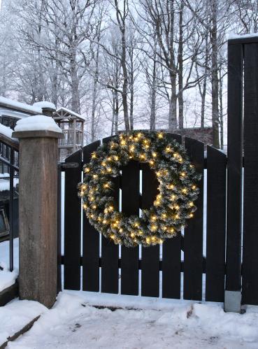 Krans - Grankrans med belysning & snö - Ø90 cm - www.frokenfraken.se