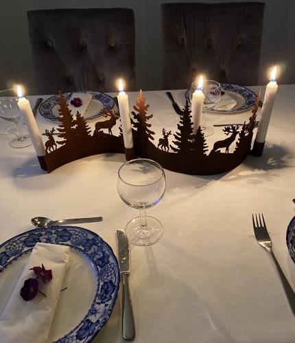 Vågig Ljusstake med Granar och Djur - 4 Ljushållare - 55 x 19 cm - www.frokenfraken.se