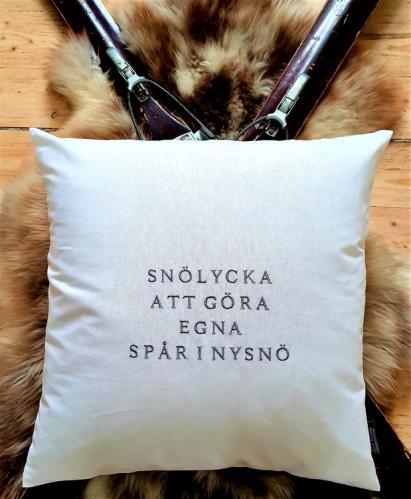 Kuddfodral - Snölycka att göra egna spår i nysnö - Vit - 50 x 50 cm - www.frokenfraken.se