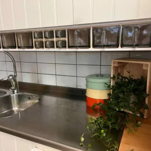 Redahylla - Vit - med skäppor av glas - 13 x 111 x 18 cm - www.frokenfraken.se