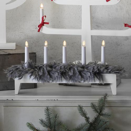 Ljusstake Svenljunga - Vit med grått fårskinn - 48 cm - www.frokenfraken.se