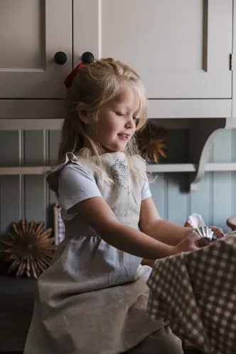 Förkläde - Madicken - Barn 2-4 år - Kapitel 1 - 54 × 69 cm - www.frokenfraken.se
