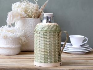 Termoskanna med flätad bambu - 1,3 L - Grön - 26 cm - www.frokenfraken.se
