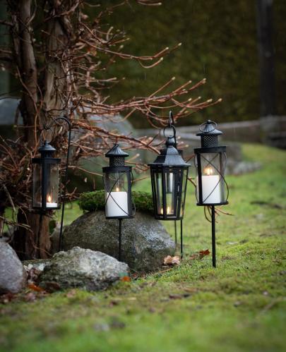 Hängande ljuslykta på pinne - Svart - 65 cm - www.frokenfraken.se