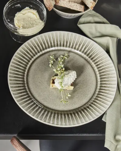 Middagstallrik - Pleat Grå/Brun - 12-Pack - Ø27 cm - www.frokenfraken.se